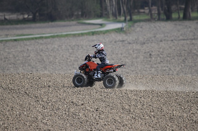 Entre la moto électrique enfant et le mini quad, que choisir ?